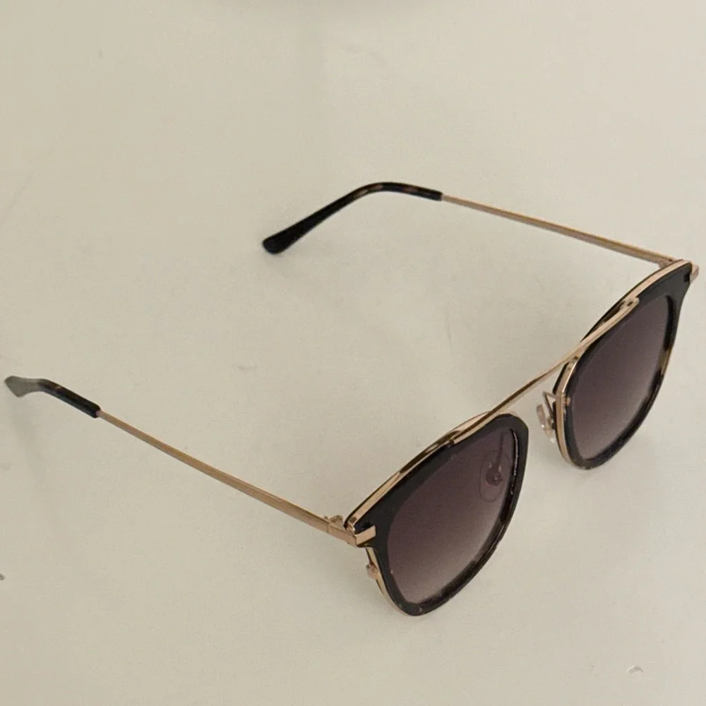 NWT TIJN eyewear sunglasses gold hardware tortoise shell sunnies w/ travel case